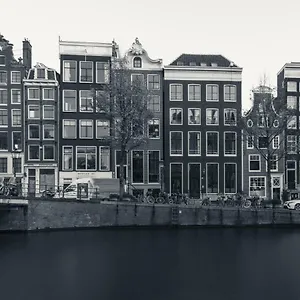  Apartment 18th Century Groundfloor Canal House With Patio/garden